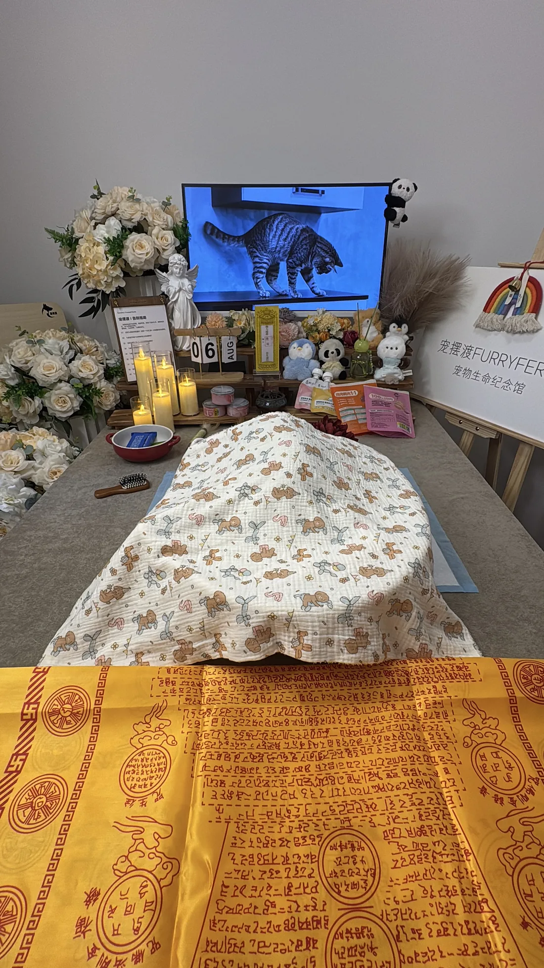 新乡宠物告别仪式中的鲜花与纪念照片